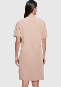 Merchcode MOTHERS DAY - SHE IS OVERSIZED SLIT - Kjole - duskrose