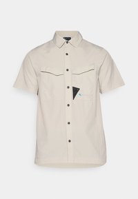 Beige overhemd met korte mouwen en een kraaglijn, twee voorzakken, zwarte knopen en een driehoekige blauwe en zwarte accent op de borstzak.