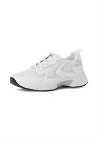 Witte sportieve schoen van mesh en synthetische materialen, met gestructureerde overlays, een ronde neus en een zwarte rubberen buitenzool.