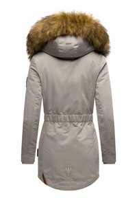 Parka beige con cappuccio in pelliccia sintetica, vita stretta, maniche lunghe e logo ricamato all'orlo. Texture liscia con finitura opaca.