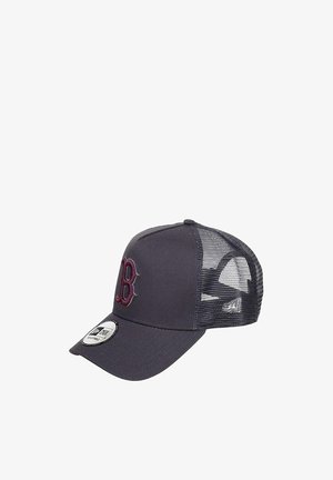 Schwarze Kappe mit einem dunkelroten gestickten "B"-Logo, strukturiertem Vorderteil, Netzrücken und gebogenem Schirm. Mit New Era-Tag an der Seite.