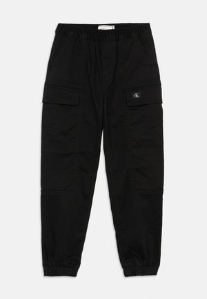 Pantalons cargo noirs avec une taille élastique, deux poches latérales et un patch logo. Fabriqués dans un tissu lisse et durable avec des poignets fuselés.