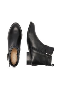Botine negre din piele cu vârf rotund, cu fermoare pe lateral și toc bloc mic. Textură netedă cu accente de design minimalist.