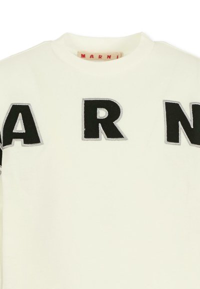 Biała bluza z krótkim rękawem z wyraźnymi, czarnymi, wypukłymi literami "A", "R" i "N". Krótki okrągły dekolt i miękka tekstura; etykieta marki widoczna wewnątrz.