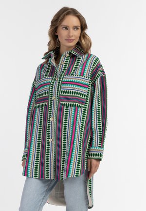 Kleurrijk overhemd met lange mouwen in groene, roze en blauwe gestreepte patronen, voorzien van twee voorkruiszakken en een knoopsluiting.