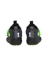 Zapatos infantiles con un upper texturizado en gris, suelas negras y acentos en verde brillante. Cuentan con una correa de Velcro y un tirador para facilitar el uso.