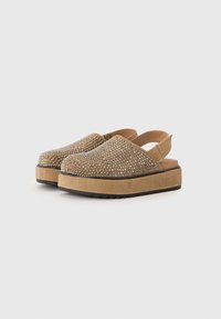 Bruine suède platform schoenen met strass versieringen, open hiel en een getextureerde rubberen zool. Kenmerken van een gladde afwerking en een ronde neus.