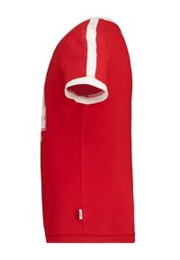 Camiseta de algodón roja con detalles en blanco en las mangas, cuello redondo y un diseño impreso en la parte delantera. Textura suave, corte estándar.