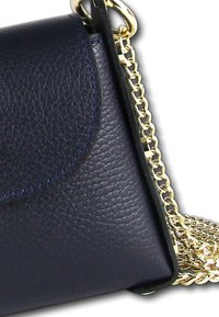 Navy leren handtas met een gestructureerd oppervlak, voorzien van een gouden kettingriem en een ronde klep sluiting. Compact en semi-gestructureerd ontwerp.