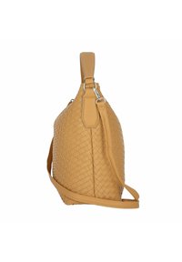 Borsa in pelle intrecciata color giallo senape con forma strutturata, una tracolla staccabile e una texture liscia. Presenta un accento in metallo argentato.