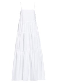 Bílá maxi šaty s vrstvami a tenkými ramínky, vyrobené z lehkého materiálu; mají volánové vrstvy, které vytvoří splývavý siluetu.