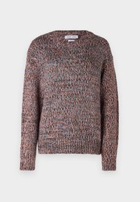 Chunky strikkegenser med rund hals, som har flerfargede tråder i nyanser av rosa, blått og brunt. Ribbestrikkede mansjetter og nederkant.
