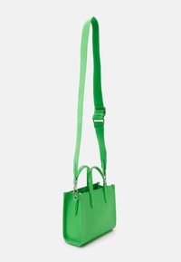 Borsa tote verde con texture, dotata di doppi manici e con una tracolla staccabile e regolabile. Presenta dettagli in metallo argentato e una forma strutturata.