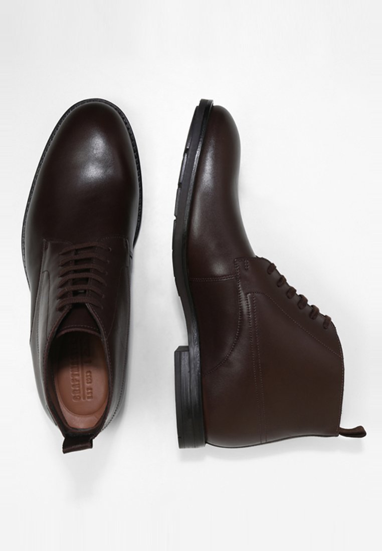 ronnie up gtx clarks