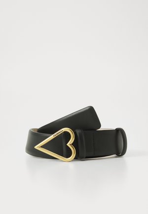 Cinturón de cuero negro con una hebilla dorada en forma de corazón con branding grabado. Textura suave con un diseño minimalista.