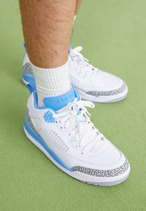 Jordan JORDAN SPIZIKE LOW - Matalavartiset tennarit - white/university blue/wolf grey/anthracite