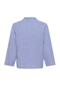 Svijetloplava bluza s dugim rukavima, s diskretnim teksturiranim uzorkom i sitnim volančićima oko ovratnika, prikazana s leđa.