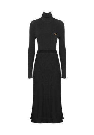 Zwarte, geribbelde coljurk met lange mouwen, nauwsluitende taille, midi-rok, borstzakje en goudkleurige sierveiligheidsspeld als detail.