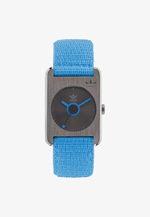 Rechteckige Adidas-Armbanduhr mit gebürstetem Metallgehäuse, schwarzem Zifferblatt, blauen Stunden- und Minutenzeigern und blauem Textilarmband.