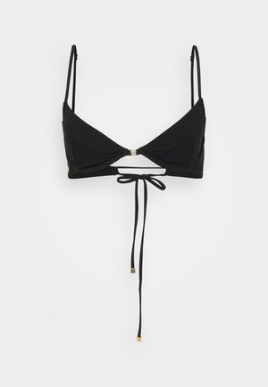 Top de bikini negro con copas triangulares, tirantes ajustables y un detalle de lazo en el centro. Presenta acentos de hardware dorado. Textura suave.