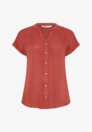 Rode blouse met korte mouwen en een V-hals, met een knoopsluiting aan de voorkant en een gestructureerd patroon. De stof lijkt lichtgewicht en licht doorschijnend te zijn.