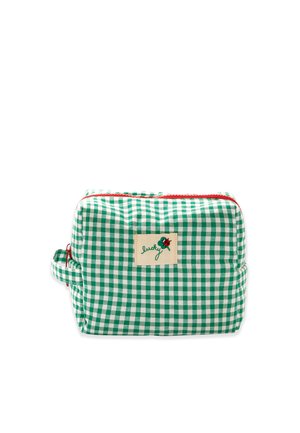 Petite pochette rectangulaire en tissu à carreaux verts et blancs avec une fermeture éclair rouge et un patch portant l'inscription "lucky" avec une illustration de coccinelle.