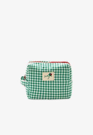 Klein rechthoekig groen-wit geruit stoffen zakje met rode ritssluiting en een patch met de tekst "lucky" en een lieveheersbeestje illustratie.