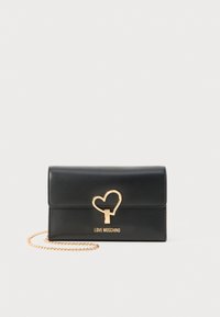 Portafoglio in ecopelle nera con chiusura a forma di cuore, hardware dorato, tracolla a catena e logo "LOVE MOSCHINO" sul fronte.
