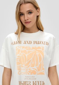 QS MIT FRONT - T-Shirt print - creme