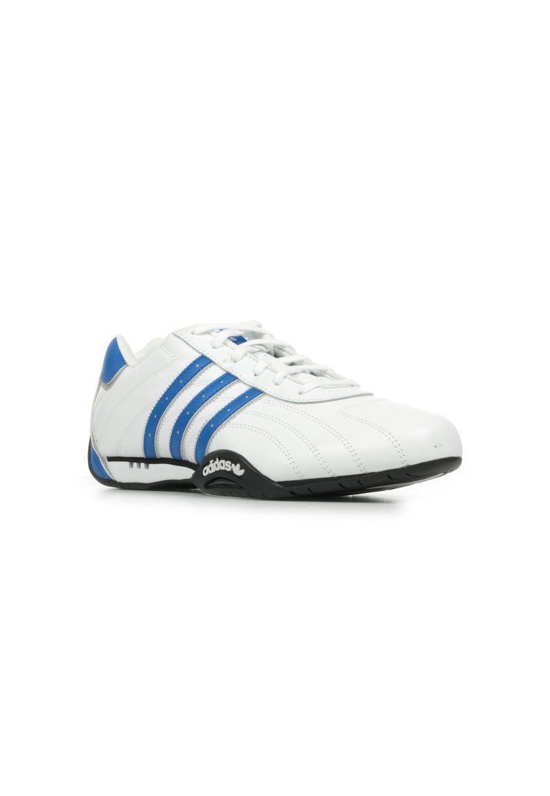 Chaussure de sport blanche avec accents bleus et trois bandes. Présente un dessus en cuir lisse, un laçage et une semelle noire texturée.