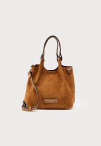 Barna velúr kézitáska struktúrált felülettel, dupla fogantyúkkal, levehető vállpánttal és márkajelzéssel ellátott bőr címkével.