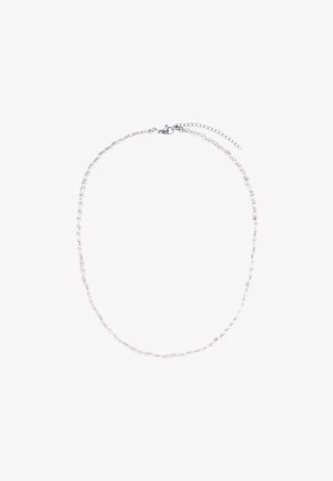 Srebrna verižica z ovalnimi povezavami, s poliranim zaključkom in varnim zapiranjem, zasnovana z nastavljivim podaljškom.