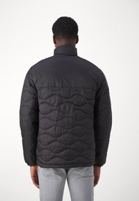 Jack & Jones JJENOAH PUFFER COLLAR - Ľahká bunda - black