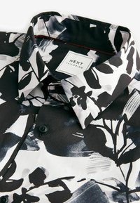 Next PRINTED SINGLE CUFF- REGULAR FIT - Skjorter - black white floral