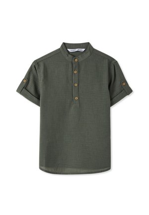 Camicia verde scuro a maniche corte con colletto alla coreana e quattro bottoni di legno sul davanti e sulle maniche arrotolate.