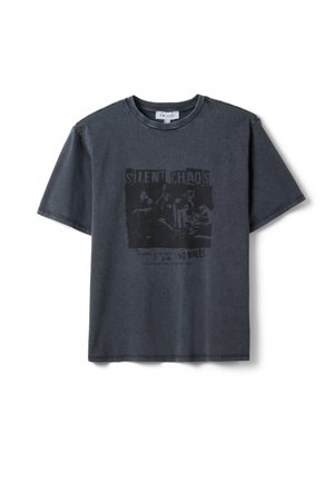 Donkergrijs T-shirt met korte mouwen en een vervaagde zwart vintage-stijl print van een band en de tekst "SILENT CHAOS" en "NO RULES" op de voorkant.
