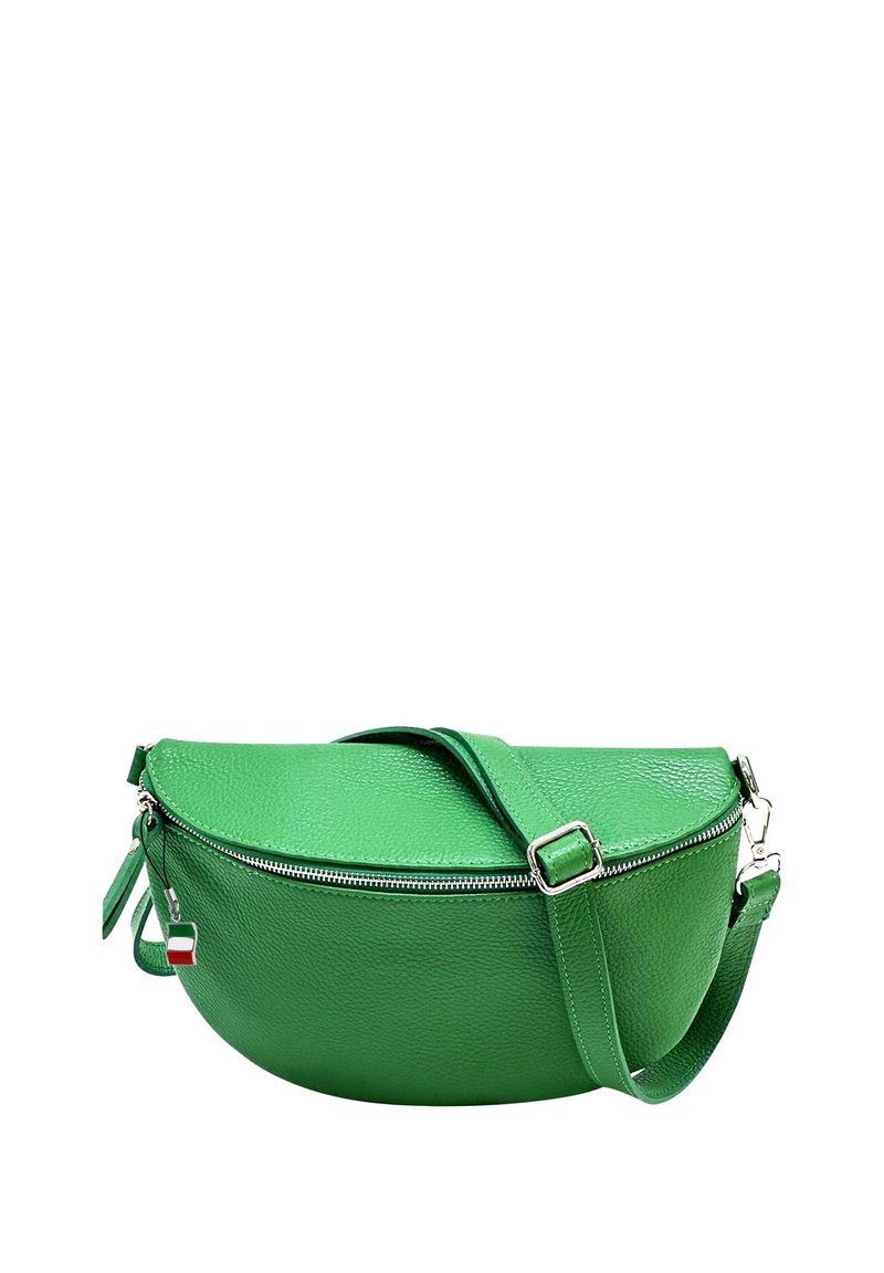 Groene leren tas met een ronde vorm, ritssluiting, verstelbare schouderband en een klein accent van de Italiaanse vlag. De textuur van het oppervlak voegt diepte toe.