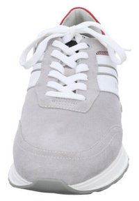Zapatilla deportiva de ante gris con cordones blancos, tres franjas blancas en el lateral y detalles rojos en el cuello y la lengüeta.