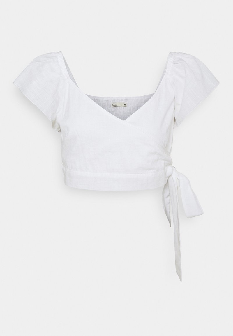 Bílý top s obálkovým designem vyrobený z lehkého materiálu. Má hluboký výstřih do V, rozšířené rukávy a detail vázání v pase.