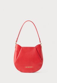 Bolsa de mão de couro sintético vermelho com um design geométrico curvado, apresentando uma alça curta e a marca "LOVE MOSCHINO" em dourado na frente.
