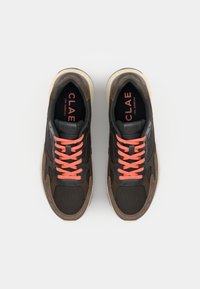 Sneaker nere e marroni realizzati in mesh e suede, con brillanti lacci arancioni, logo inciso in rosso e suola color crema.