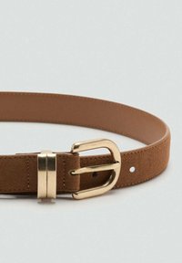 Brun ruskindsbælte med en guldfarvet metalspænde, der har en glat overflade, afrundet form og flere justeringshuller.