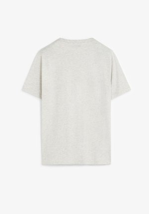 Tricou din bumbac gri deschis, cu mâneci scurte, gât rotund și un design simplu, neornat. Textură moale cu o croială lejeră.