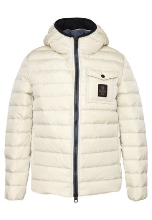 Giacca puffer leggera e trapuntata in crema con cappuccio, foderata in nero, chiusura frontale a zip completa e taschino sul petto con patch del logo.