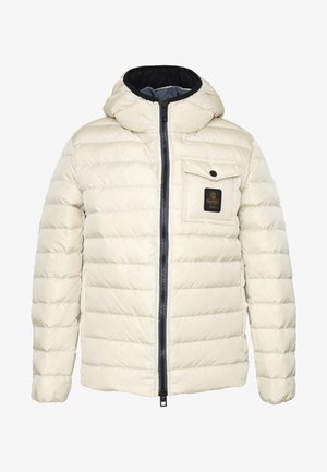Giacca puffer leggera e trapuntata in crema con cappuccio, foderata in nero, chiusura frontale a zip completa e taschino sul petto con patch del logo.