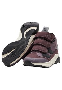 Velcro sneakers med en lilla og grå farveskema, mesh- og ruskindmaterialer, tyk sål med et tekstureret sort gummidæk.