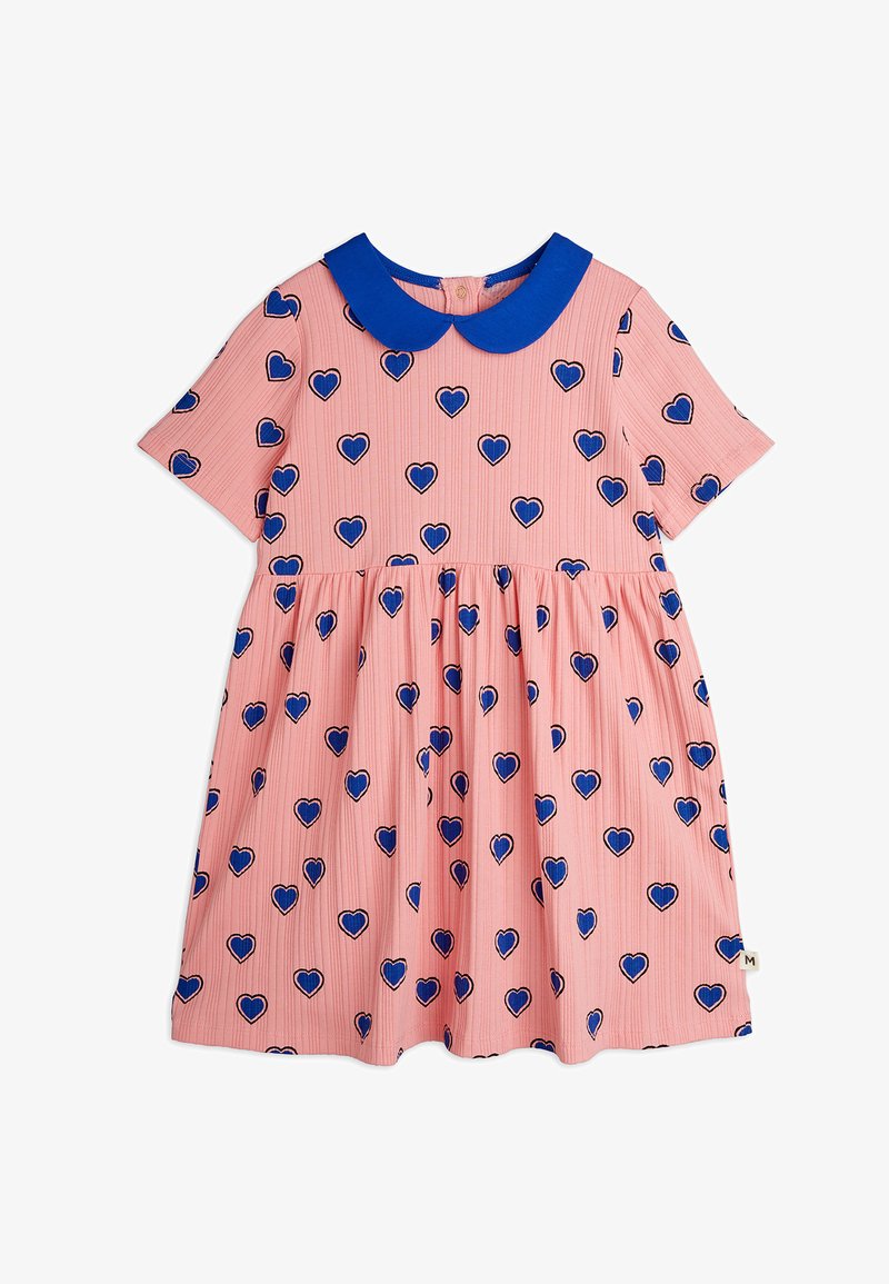 Rozā kleita ar īsām piedurknēm un zilu apkakli, ar zilu sirds rakstu, kas apvilkts ar melnu līniju, un ar savākta svārka dizainu.