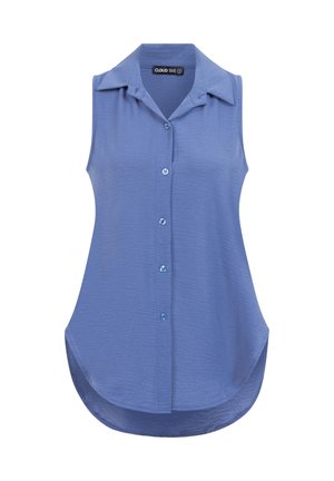 Ærmeløs lyseblå bluse med spids krave, knaplukning foran og buet kant, lavet af tekstureret stof.