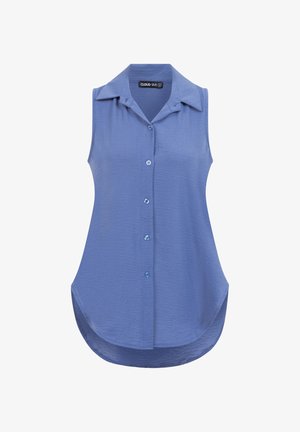 Ærmeløs lyseblå bluse med spids krave, knaplukning foran og buet kant, lavet af tekstureret stof.