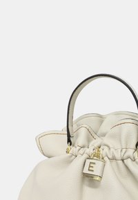 Borsa a tracolla in pelle crema con parte superiore arricciata, dettagli neri, hardware dorato e un lucchetto con la lettera "E". Superficie texturizzata.